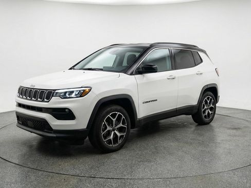 Used 2025 Jeep Compass Limited image 3