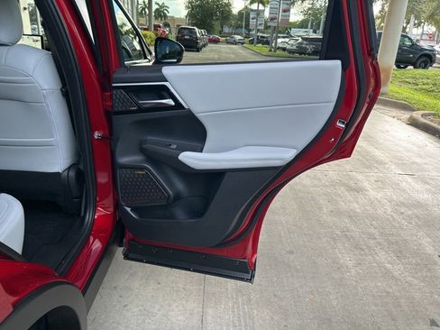 New 2025 Mitsubishi Outlander SE image 31