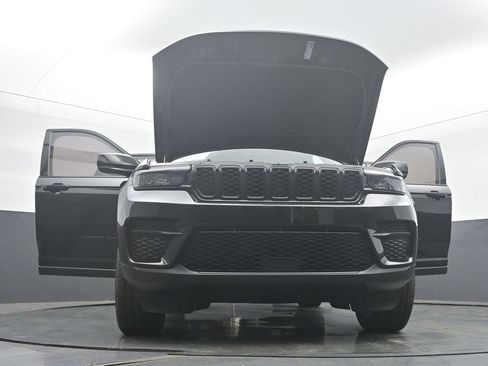 Used 2023 Jeep Grand Cherokee Altitude AWD/4WD image 55