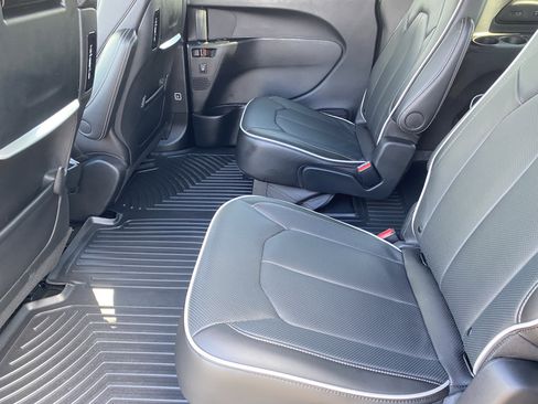 Used 2024 Chrysler Pacifica Limited w/ Uconnect Theater Family Group image 14