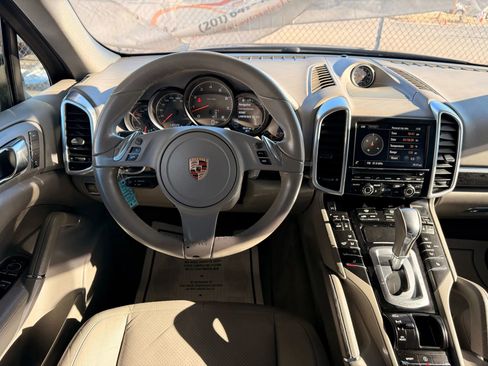 Used 2014 Porsche Cayenne Platinum Edition image 31