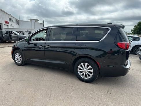 Used 2019 Chrysler Pacifica Touring Plus FWD image 19