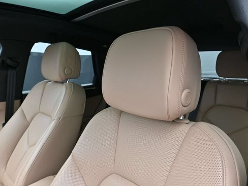 Certified 2023 Porsche Macan AWD/4WD image 16