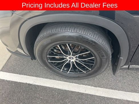 Used 2024 Toyota Highlander XLE FWD image 3
