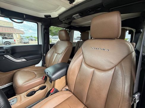 Used 2016 Jeep Wrangler Unlimited Sahara w/ Connectivity Group AWD/4WD image 16