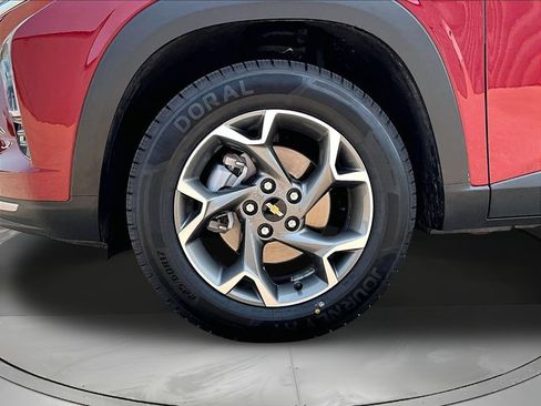 Used 2025 Chevrolet Trax LT FWD image 35