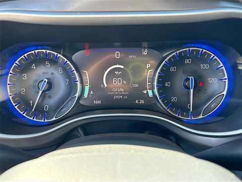 Used 2025 Chrysler Pacifica Select image 12