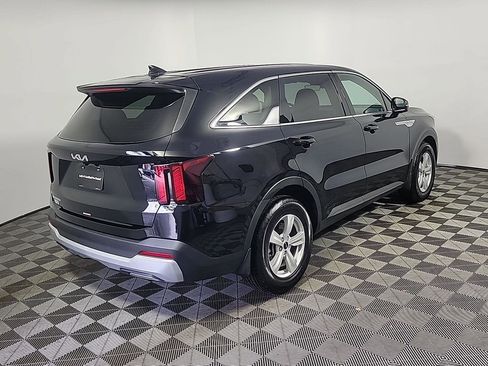 Used 2025 Kia Sorento LX FWD image 4