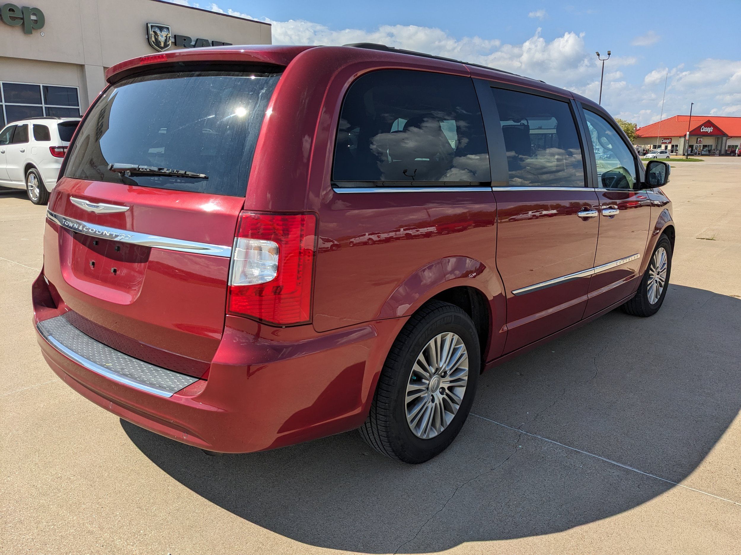 Used 2016 Chrysler Town & Country Touring-L FWD image 8