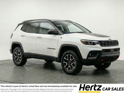 Used 2025 Jeep Compass Trailhawk w/ Trailer Tow Group AWD/4WD image 1