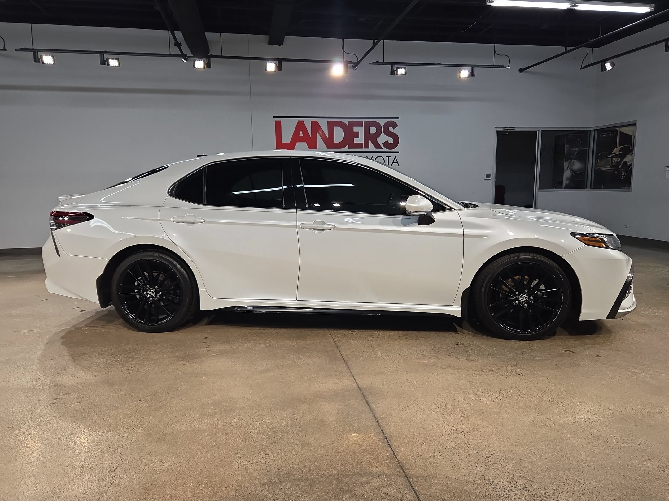 Used 2021 Toyota Camry XSE FWD image 8