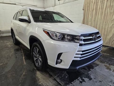 Used 2019 Toyota Highlander XLE image 3