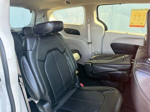 Used 2024 Chrysler Pacifica Touring-L FWD image 6