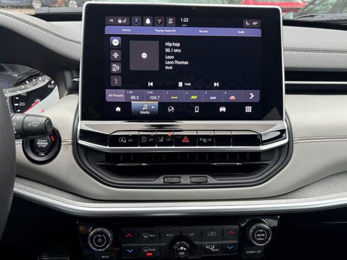 Used 2025 Jeep Compass Limited image 17