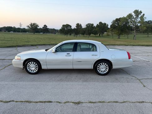Used 2004 Lincoln Town Car Ultimate image 3