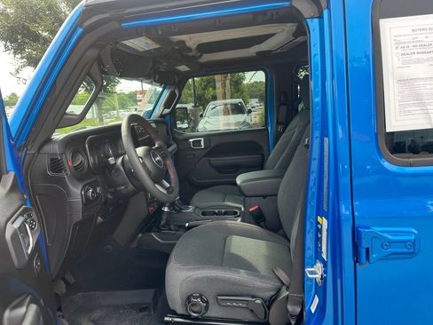 Used 2024 Jeep Wrangler Unlimited Rubicon w/ Convenience Group AWD/4WD image 9