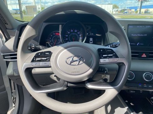 Certified 2022 Hyundai Elantra SE image 18