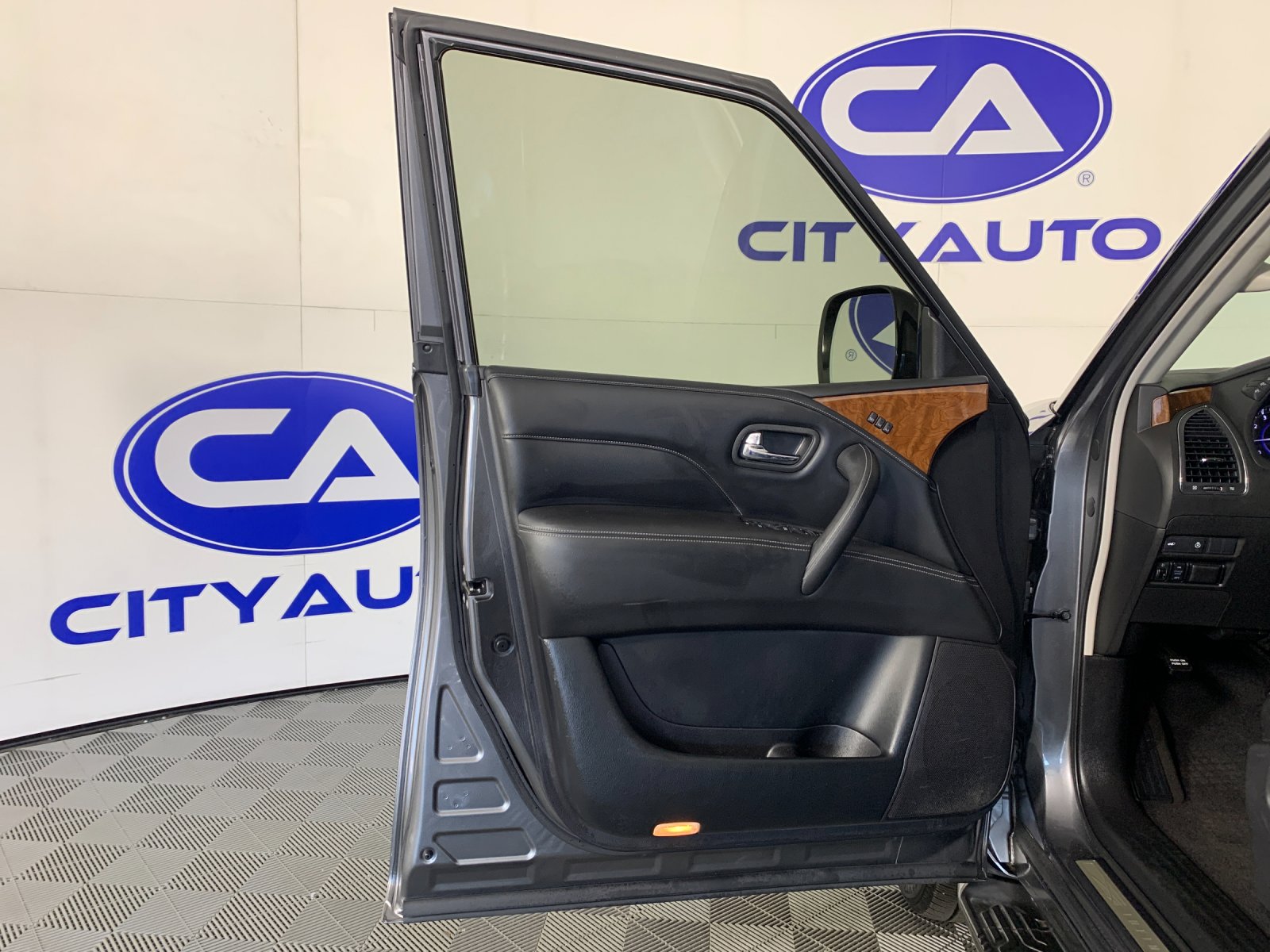 Used 2019 INFINITI QX80 Luxe w/ All-Season Package RWD image 13