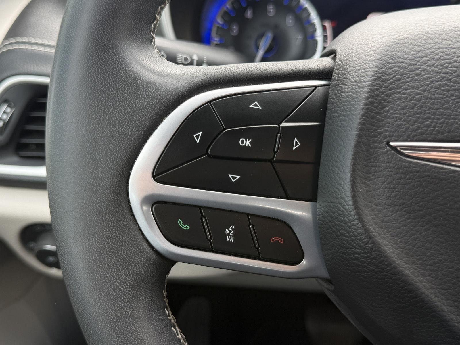 Used 2022 Chrysler Pacifica Touring-L AWD/4WD image 35