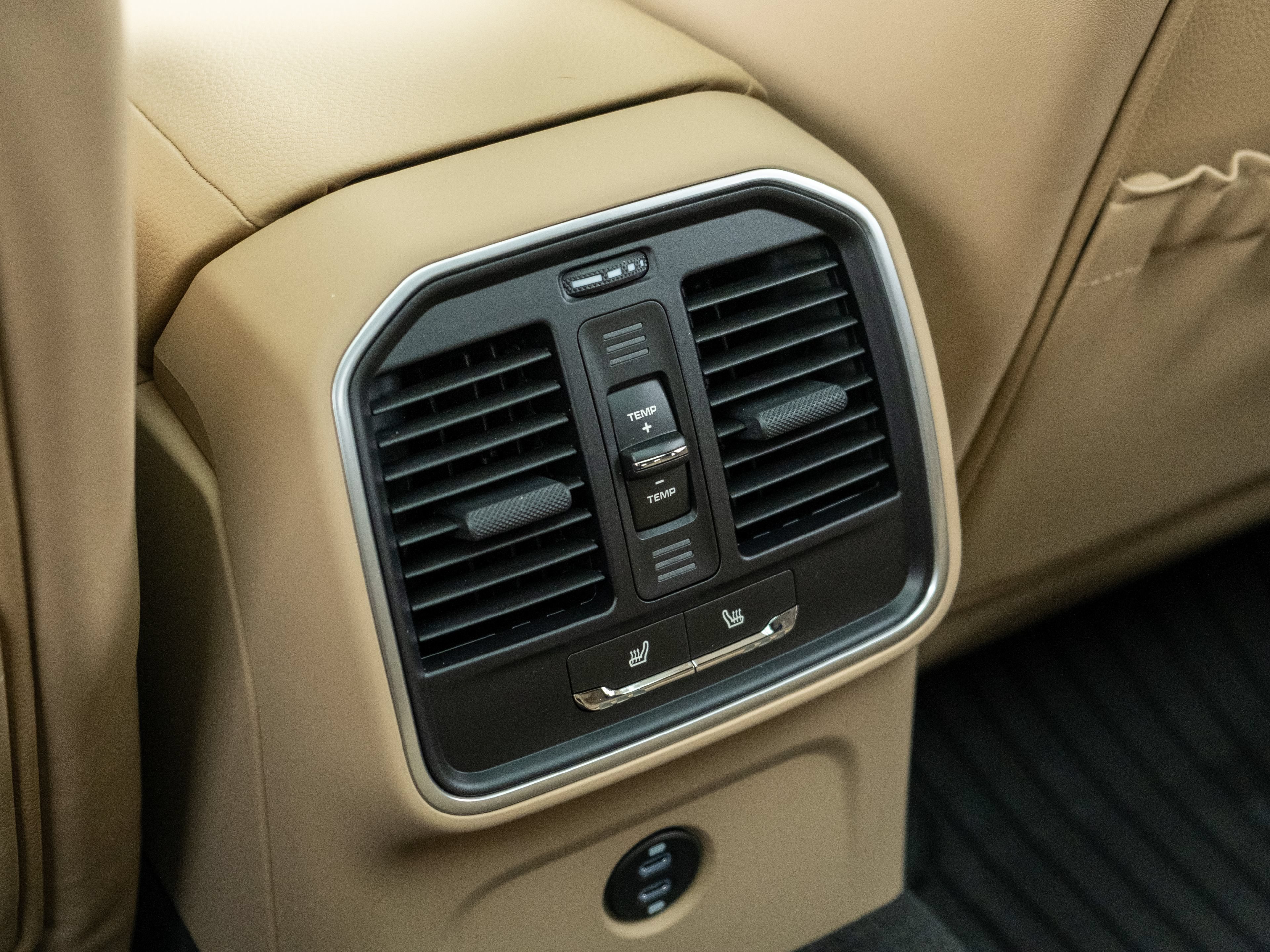 Certified 2026 Porsche Macan AWD/4WD image 38