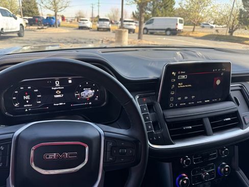 Used 2023 GMC Yukon SLT w/ SLT Premium Package image 8