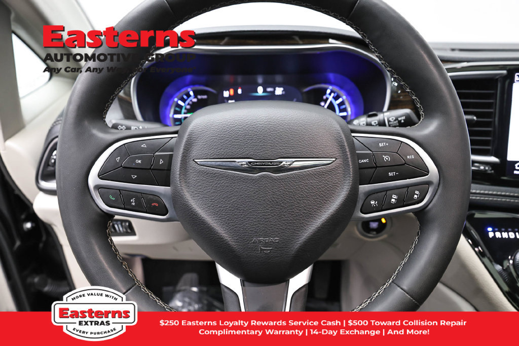 Used 2023 Chrysler Pacifica Limited FWD image 11