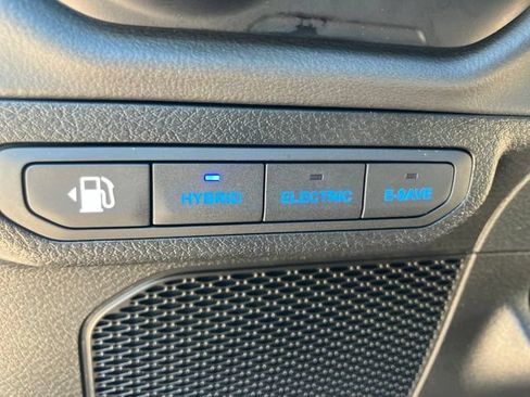 Used 2025 Jeep Wrangler Unlimited Sahara AWD/4WD image 19