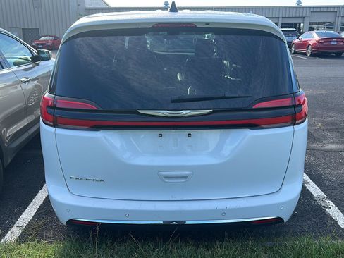 Used 2025 Chrysler Pacifica Select FWD image 4