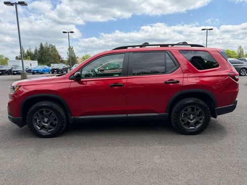 Used 2025 Honda Pilot TrailSport image 5