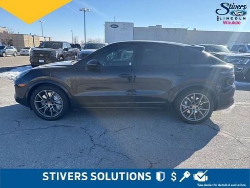 Used 2021 Porsche Cayenne Turbo image 9