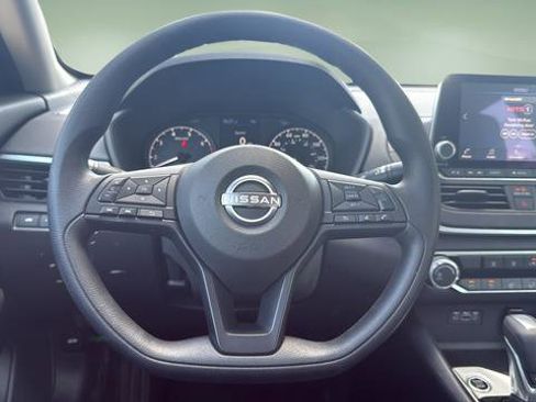 Certified 2025 Nissan Altima 2.5 S FWD image 9