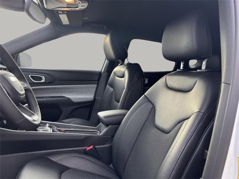 New 2026 Jeep Compass Latitude image 13