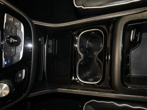 Used 2022 Chrysler Pacifica Limited w/ Uconnect Theater Family Group FWD image 9