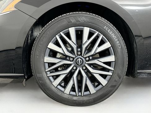 Used 2025 Nissan Altima 2.5 SV image 11