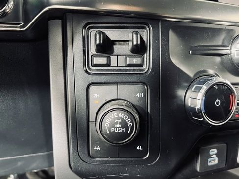 Used 2022 Ford F150 Lariat w/ Max Trailer Tow Package image 24