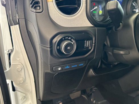 Used 2025 Jeep Wrangler Unlimited Sahara image 39