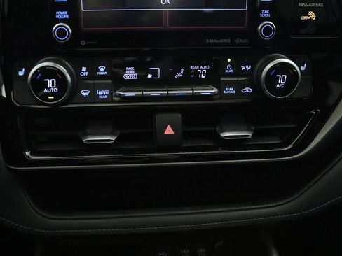 Used 2020 Toyota Highlander XLE image 22