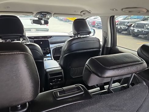 Certified 2023 Jeep Grand Cherokee Limited w/ MOPAR Finishing Package AWD/4WD image 15