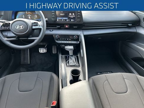 Used 2025 Hyundai Elantra Sport image 11