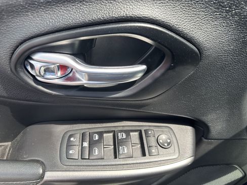 Used 2021 Jeep Cherokee Latitude Plus AWD/4WD image 14