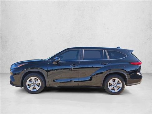 Used 2023 Toyota Highlander LE FWD image 9