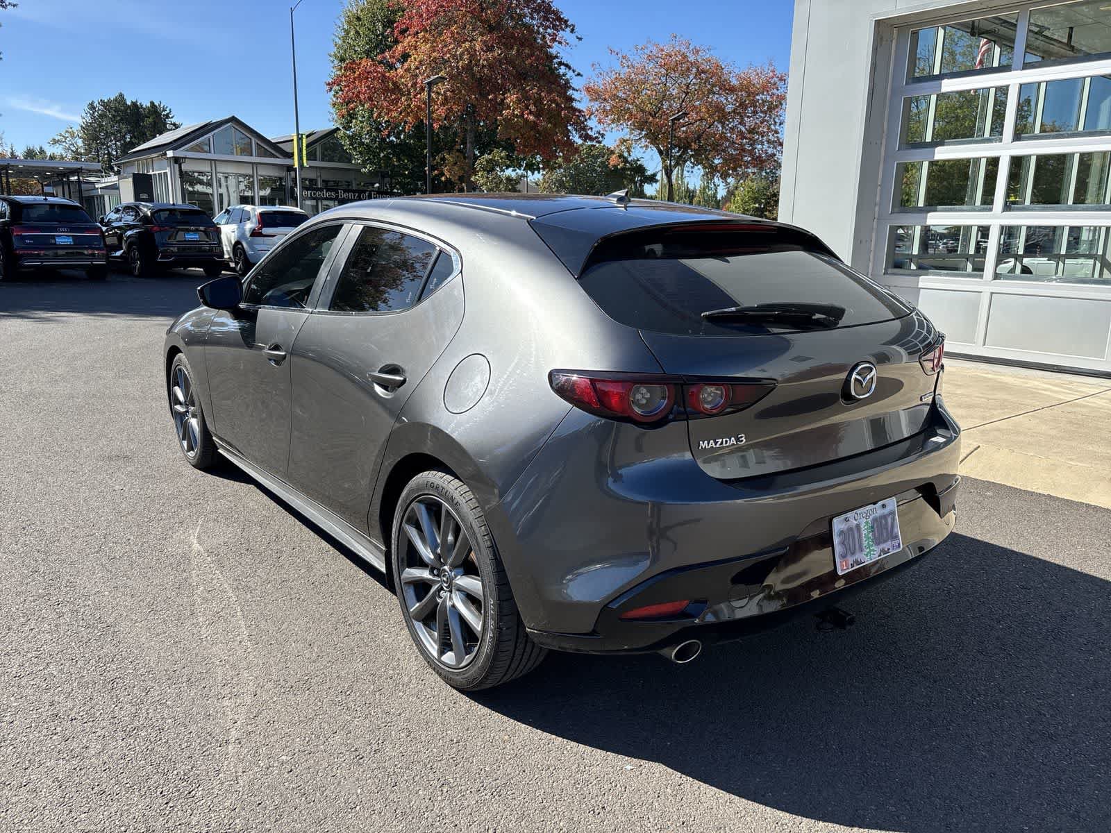 Used 2019 MAZDA MAZDA3 Hatchback w/ Preferred Package FWD image 3