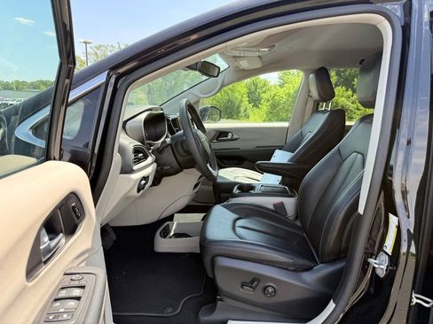 Used 2024 Chrysler Pacifica Touring-L FWD image 9