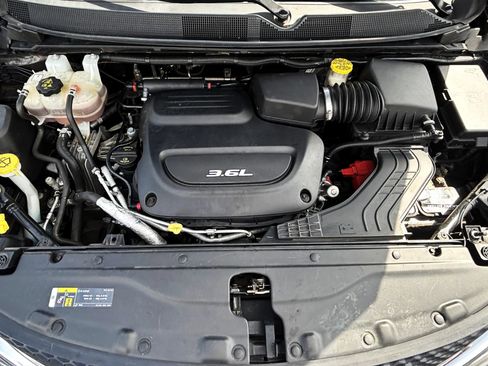 Used 2018 Chrysler Pacifica Limited w/ Advanced Safetytec Group FWD image 34