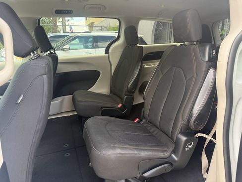 Used 2017 Chrysler Pacifica Touring FWD image 15