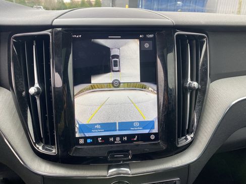 Used 2025 Volvo XC60 B5 Plus image 28