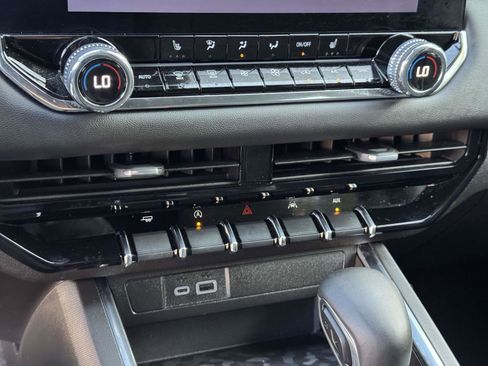 Used 2025 GMC Canyon Elevation w/ Convenience Package image 17