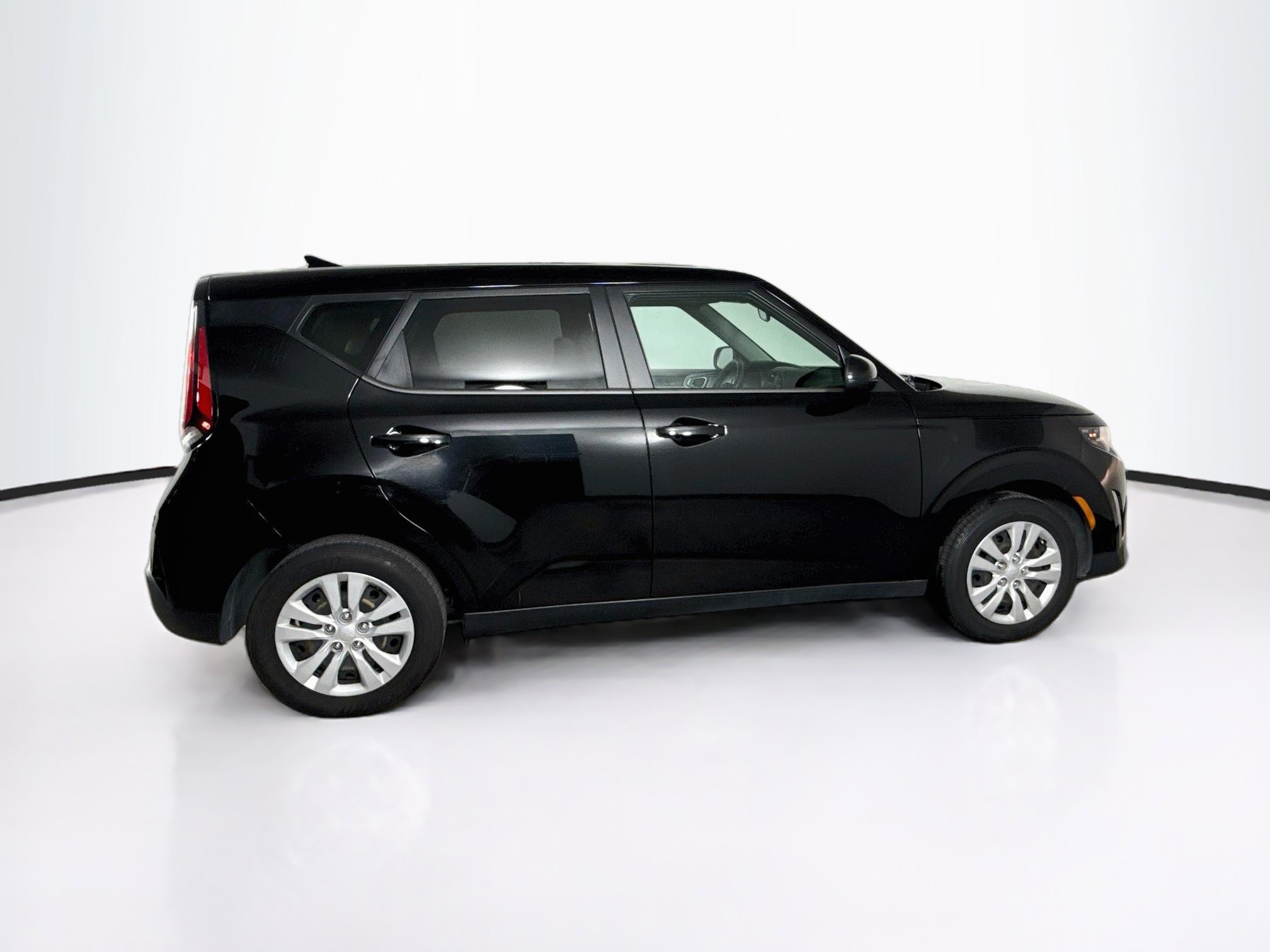 Used 2024 Kia Soul LX FWD image 2