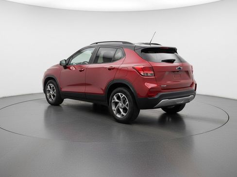 Used 2025 Chevrolet Trax LT FWD image 6