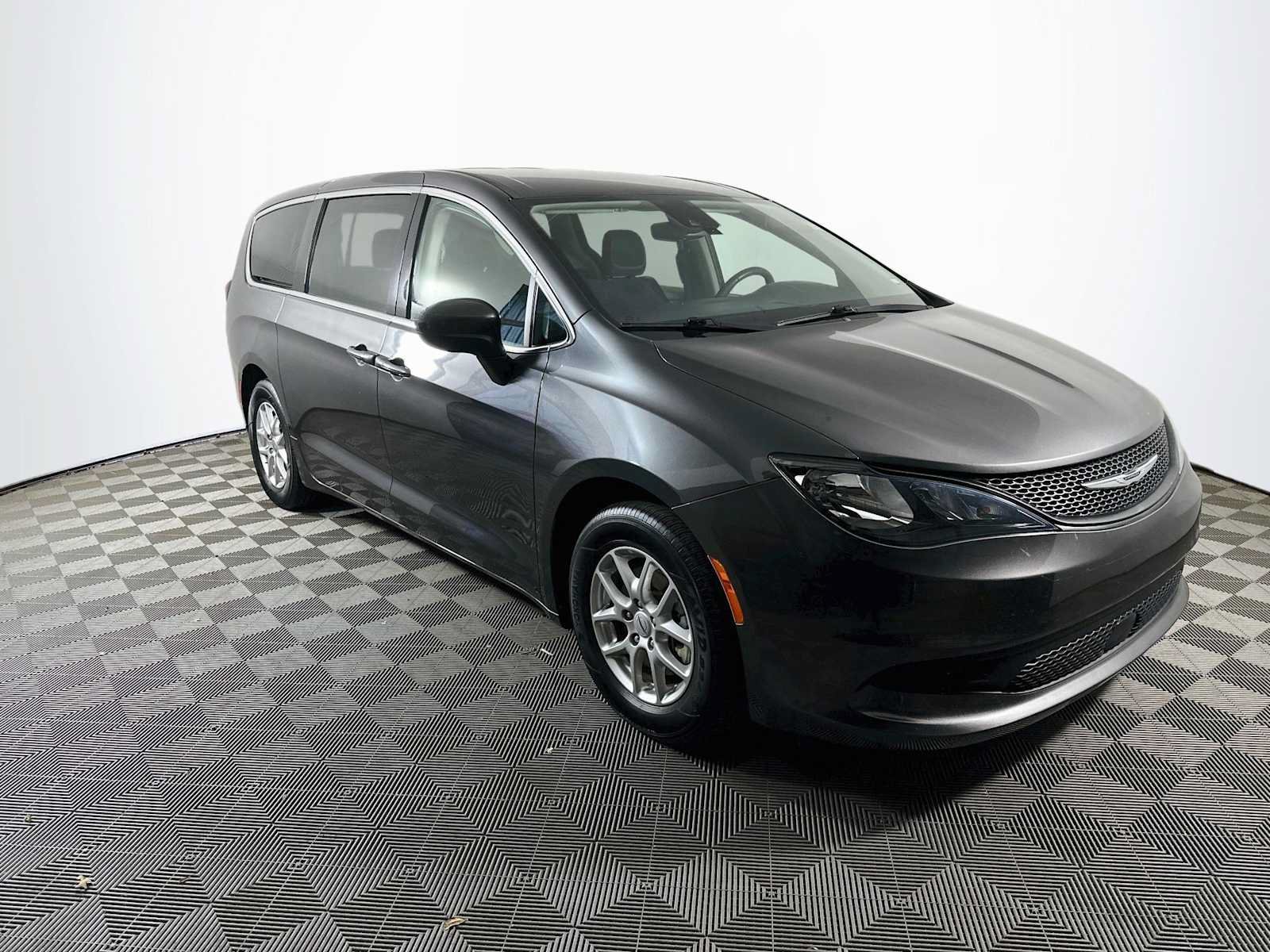 Used 2023 Chrysler Voyager LX FWD image 3